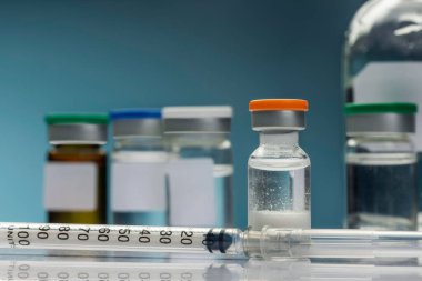covid-19, koronavirüs aşısı ampulü, enjeksiyon için şişe.