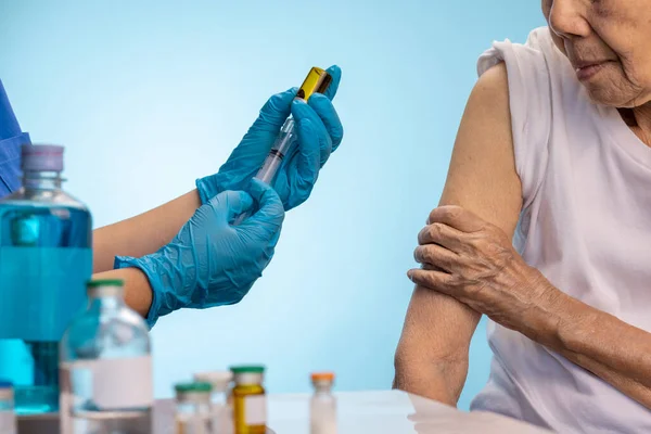 Närbild Sjuksköterska Gör Vaccin Injektion Till Senior Kvinna — Stockfoto