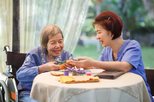 Elderly Woman Caregiver Needle Crafts Occupational Therapy Alzheimers Dementia — Stock Photo, Image