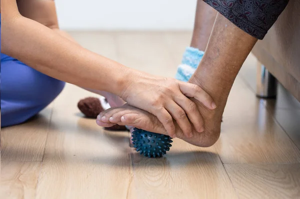 Äldre Kvinna Som Gör Gummiboll För Träning Fingrar Handflata Hand — Stockfoto