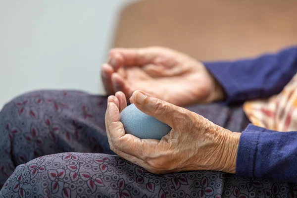 Пожилая Женщина Делает Резиновый Мяч Упражнений Пальцы Ладони Руки Ноги — стоковое фото