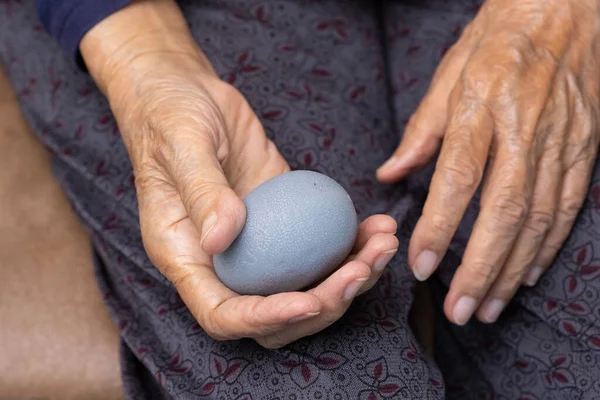 Äldre Kvinna Som Gör Gummiboll För Träning Fingrar Handflata Hand — Stockfoto