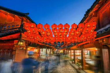 Lijiang 'ın eski kasabasında kalabalık turist Yunnan China.