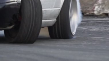 Sürüklenen araba hız yolunda lastikleri yakıyor