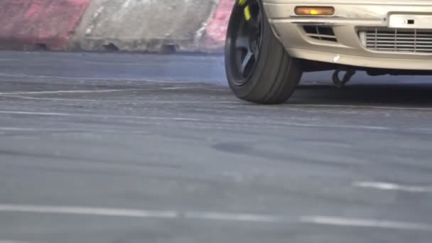 Racing Drift Αυτοκίνητο Καίει Ελαστικά Στην Πίστα Ταχύτητας — Αρχείο Βίντεο