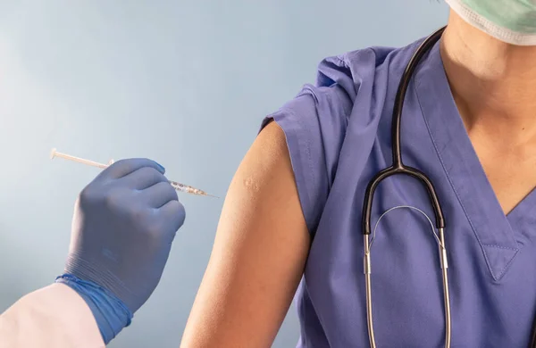 Médico Inyectando Vacunas Personal Médico Hospital —  Fotos de Stock