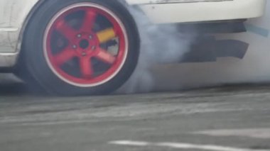 Serseri çocuk parkında drift yarış arabasını kapat