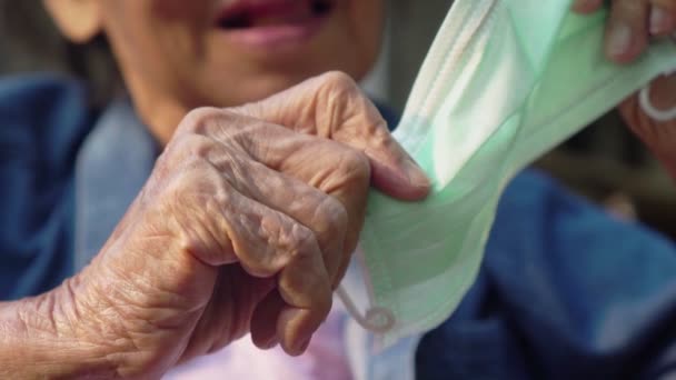 Femeie Vârstă Care Poartă Mască Pentru Proteja Coronavirus Covid — Videoclip de stoc