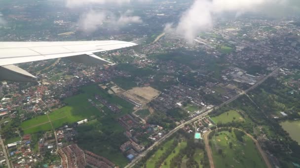 从蓝天的飞机窗上俯瞰云层上方的天空 泰国的热带气候 — 图库视频影像