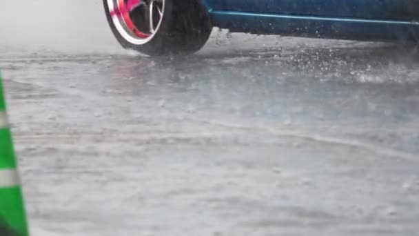 雨天汽车在湿滑的路上滑行 — 图库视频影像