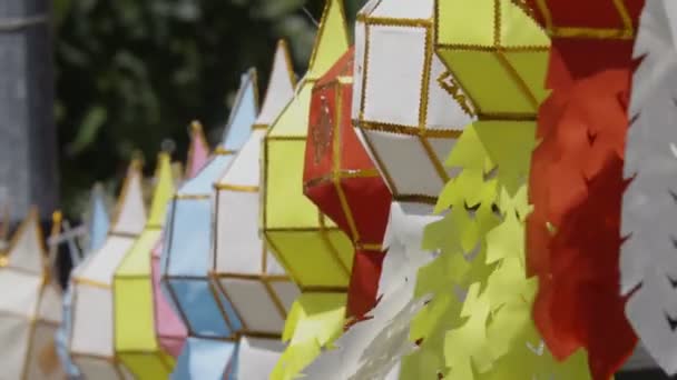 宜鹏节 泰国清迈市中心装饰的纸制灯笼 — 图库视频影像