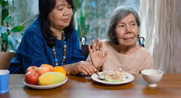 年长的亚洲女人厌倦了食物 — 图库照片