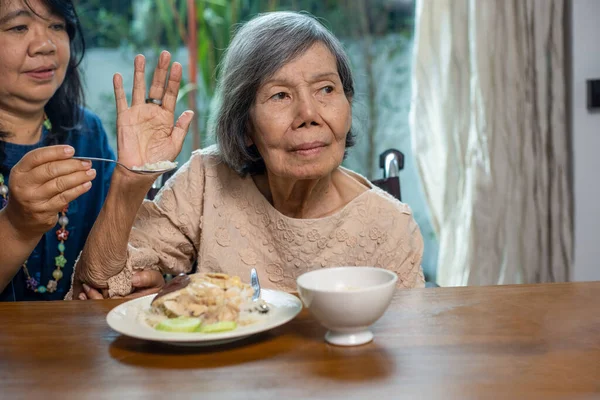 年长的亚洲女人厌倦了食物 — 图库照片