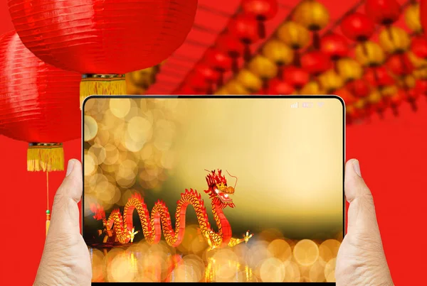 Drache Beim Chinesischen Neujahrsfest Auf Digitalem Tablet — Stockfoto