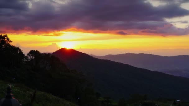 チェンライのプチ ファ村の夕日の景色タイ — ストック動画