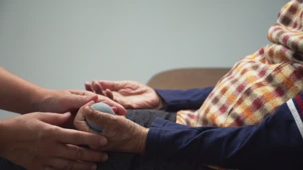 Mujer Anciana Haciendo Pelota Goma Para Ejercitar Los Dedos Palma — Vídeos de Stock