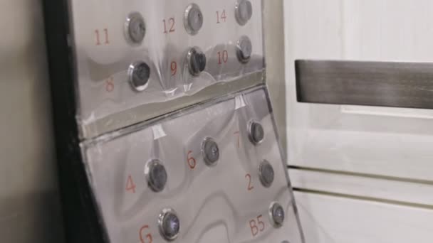 女用手压G层电梯按钮 卫生塑料覆盖控制面板保护Covid — 图库视频影像
