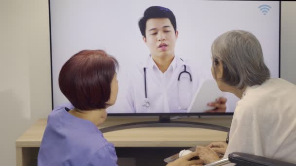 Starsza Kobieta Spotyka Się Lekarzem Online Konsultacji Temat Zdrowia — Wideo stockowe