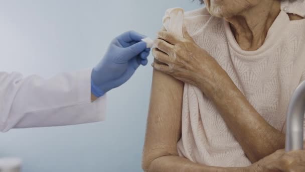 Close Arts Injecteert Oudere Vrouw Met Vaccin — Stockvideo
