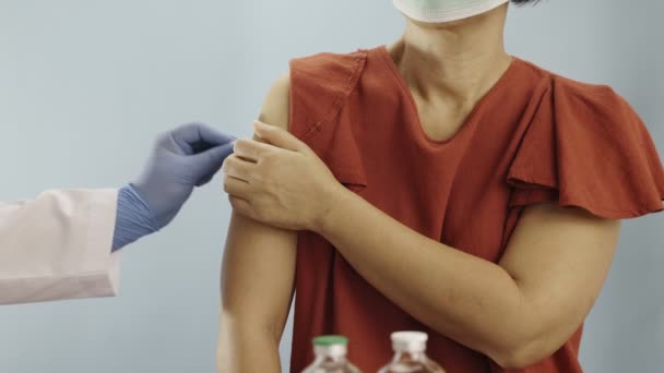 Läkare Som Injicerar Vaccin Till Kvinna Kliniken — Stockvideo