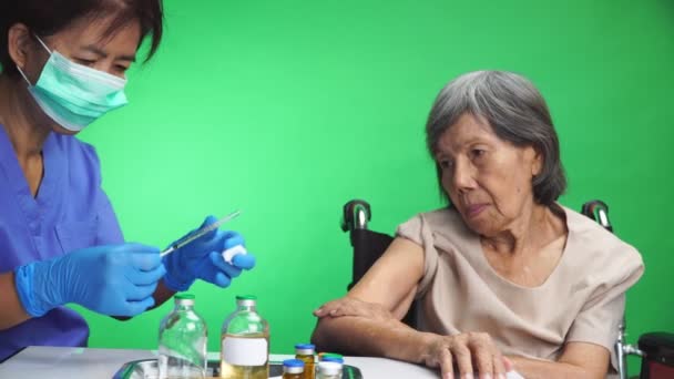 Vakcina Injekciót Beadó Közeli Nővér Idősebb Nőnek — Stock videók