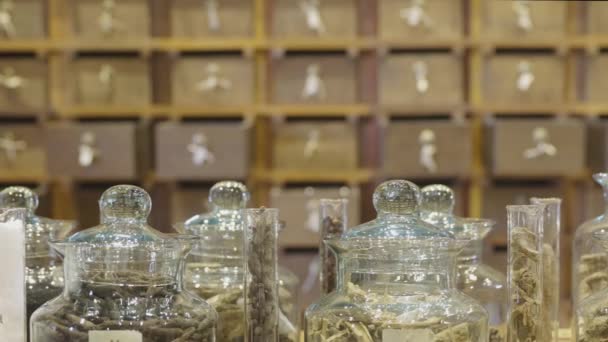 中国传统药店 背景中的古代草药药柜木制抽屉 — 图库视频影像