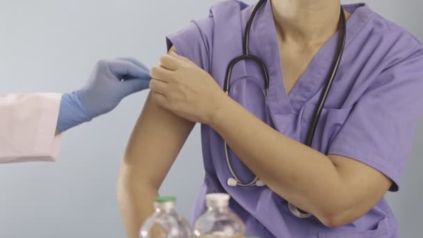 Médecin Faisant Une Injection Vaccin Personnel Médical Hôpital — Video