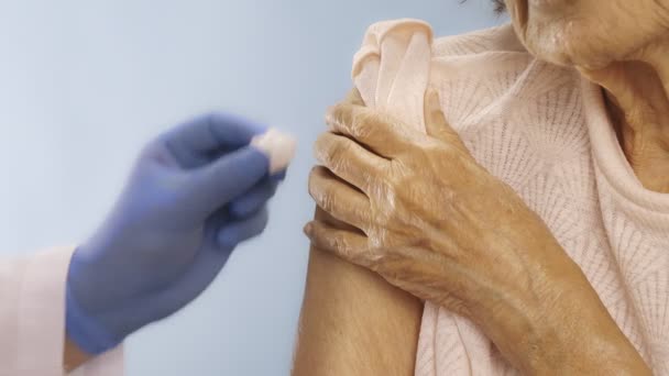 Close Arts Injecteert Oudere Vrouw Met Vaccin — Stockvideo