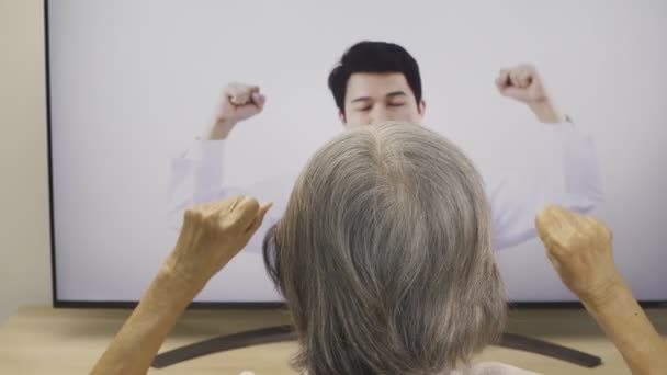 Starší Ženy Pomocí Fyzické Terapie Line Služby Doma — Stock video