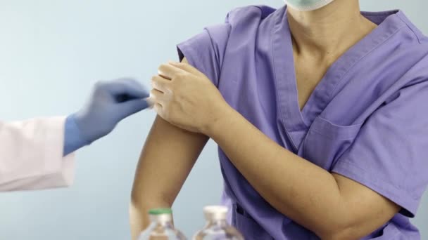 Médico Fazendo Injeção Vacina Pessoal Médico Hospital — Vídeo de Stock