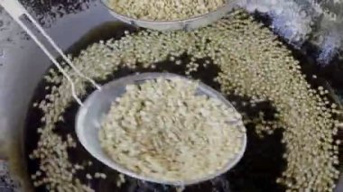Yerfıstığı yağda kızarıyor.