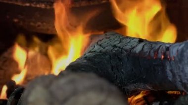 Geleneksel Asya sobasında yanan odun ateşini kapat