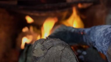 Geleneksel Asya sobasında yanan odun ateşini kapat