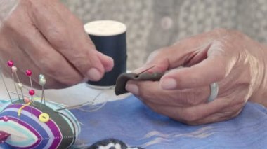 İğneli yaşlı kadın Alzheimer ya da bunama için mesleki terapi yapıyor.
