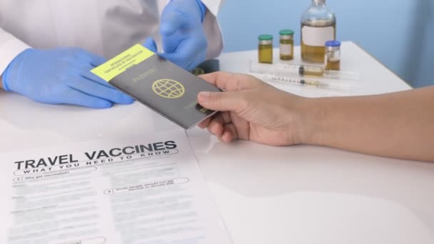 Det Internationella Vaccinationsintyget Före Resan — Stockvideo