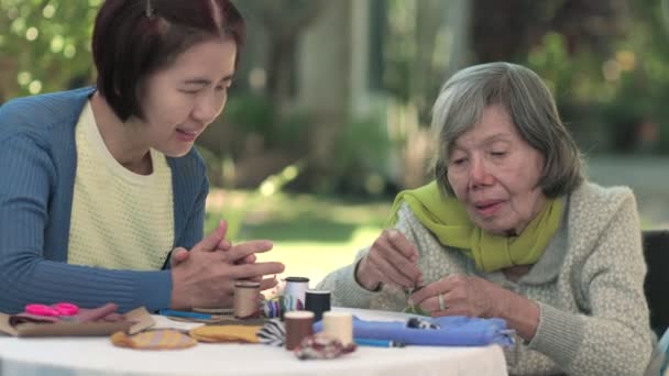 Idős Kézműves Foglalkozási Terápia Alzheimers Vagy Demencia — Stock videók