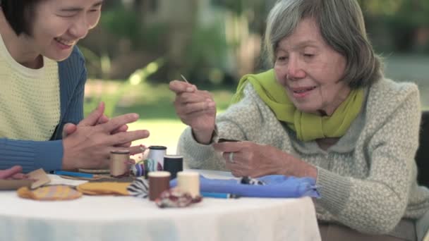 Ältere Frau Nadelöhr Bastelt Ergotherapie Für Alzheimer Oder Demenz — Stockvideo
