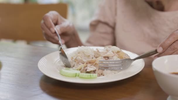 Azji Starszy Kobieta Znudzony Jedzenie — Wideo stockowe