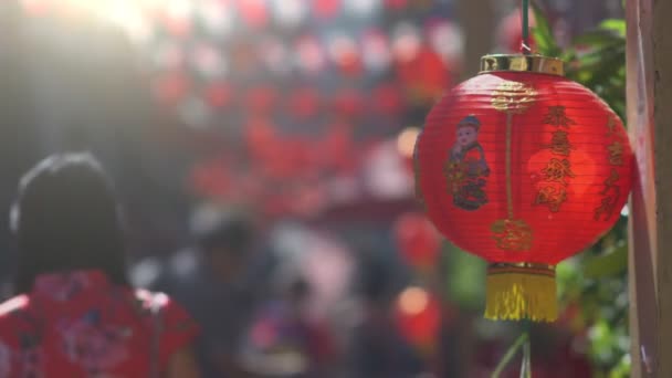 在中国农历新年这天 在唐人街地区穿着传统中国服装的妇女 祝福的文字意味着财富和健康 — 图库视频影像