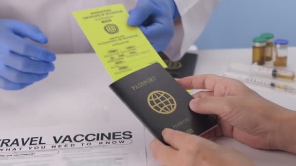 Získejte Mezinárodní Certifikát Očkování Před Cestou — Stock video