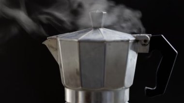 Kaynar kahve pişirirken moka pot.
