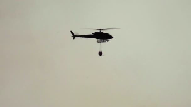 Silhouette Helicóptero Lucha Contra Incendios Que Arroja Agua Fuego Forestal — Vídeos de Stock
