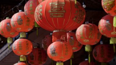 Çin mahallesindeki Çin yılbaşı fenerleri, kutsal metinler iyi şans, zenginlik ve sağlık anlamına gelir..