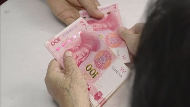 Китайська Старша Жінка Рахує Гроші Оплату — стокове відео