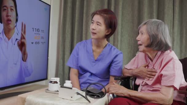 高齢女性は健康についてのコンサルタントにオンライン医師に会う — ストック動画