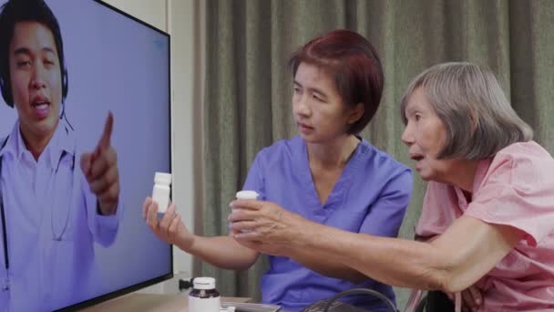 Ältere Frau Trifft Online Arzt Zum Gesundheitsberater — Stockvideo