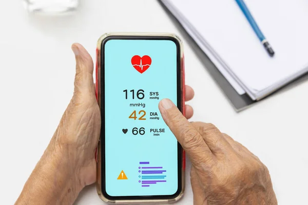 Wanita Senior Memeriksa Tekanan Darah Hipertensi Vai Telepon Genggam — Stok Foto