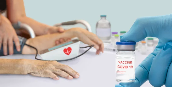Biverkningar Covid Vacciner Hypertoni Efter Vaccinering Hos Vuxna — Stockfoto