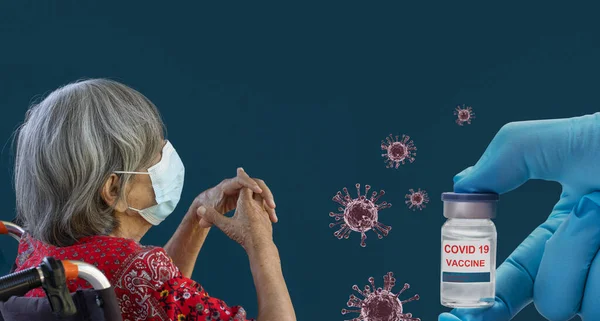Las Personas Mayores Que Reciben Una Vacuna Covid Son Importantes —  Fotos de Stock