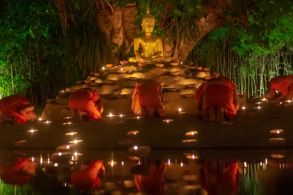 Visakha Puja Day Vesak 佛教僧人在泰国清迈点燃蜡烛 向佛陀祈祷 — 图库照片